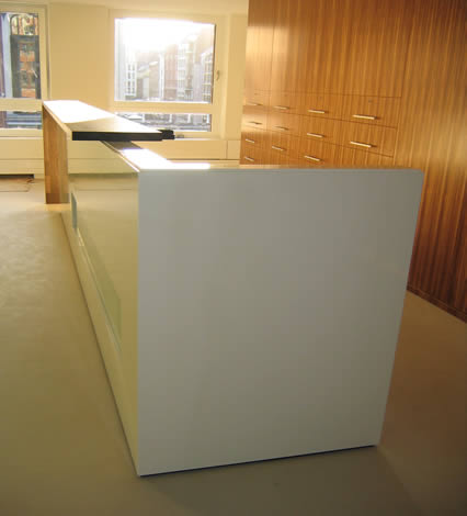 Empfnagstresen Seitenansicht